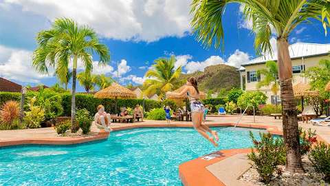 Accommodation - Colibri Court - Pool view