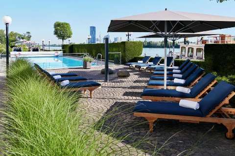 Unterkunft - Hilton Vienna Waterfront - Ansicht der Pool - Vienna