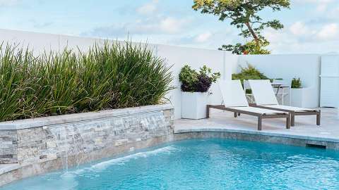 Accommodation - Azura Bermuda - Pool view