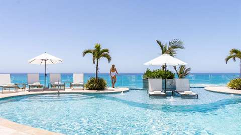 Accommodation - Azura Bermuda - Pool view