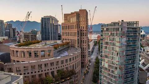 Accommodation - Rosedale on Robson Suite Hotel - Exterior view - Vancouver
