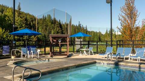 Accommodation - Hilton Whistler Resort and Spa - Pool view