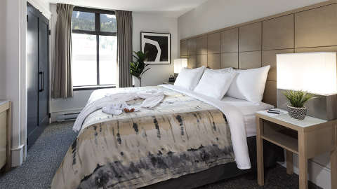 Accommodation - Crystal Lodge Whistler - Guest room