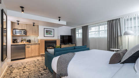 Accommodation - Crystal Lodge Whistler - Guest room