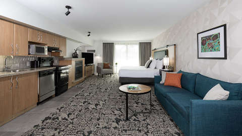 Accommodation - Crystal Lodge Whistler - Guest room