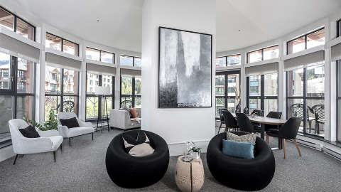 Accommodation - Crystal Lodge Whistler - Guest room