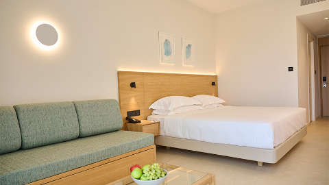 Accommodation - Sunrise Emerald - Guest room