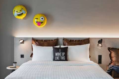 Accommodation - Moxy München Ostbahnhof - Guest room - München