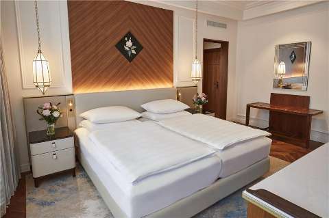 Accommodation - Kempinski Vier Jahreszeiten - Exterior view - Munich