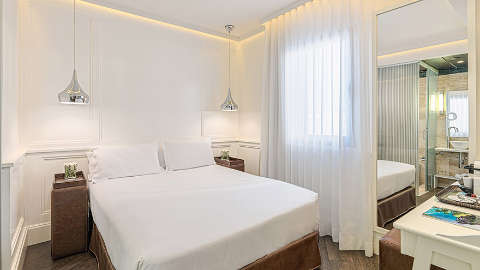 Accommodation - H10 Universitat Hotel - Guest room - Barcelona