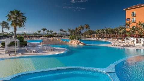 Accommodation - Sheraton Fuerteventura Beach, Golf & Spa Resort - Pool view - Fuerteventura
