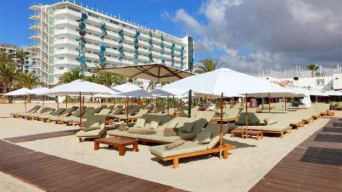 Accommodation - Anything Can Happen Suite Stage Vw - Beach