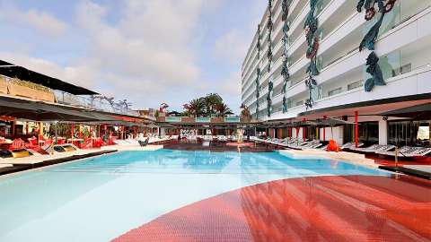 Accommodation - Anything Can Happen Suite Stage Vw - Pool view