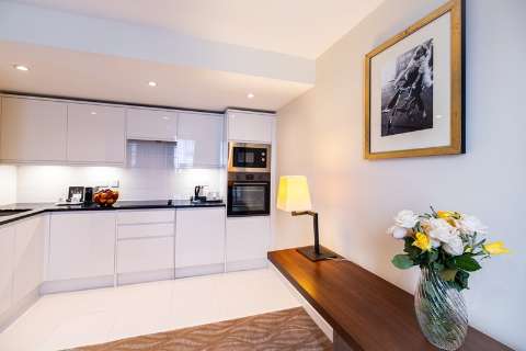 KENSINGTON HIGH ST. by IHG