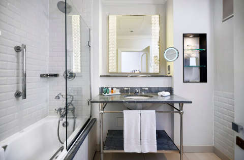 Accommodation - The Waldorf Hilton  London - Guest room - London