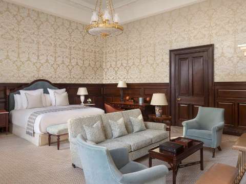 Accommodation - Raffles London at The OWO - Guest room - LONDON