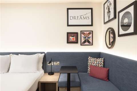 Accommodation - Hampton by Hilton London City - Guest room - London