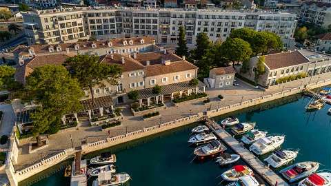 Accommodation - Lazure Hotel and Marina - Exterior view