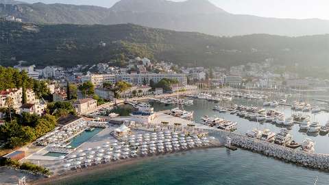 Accommodation - Lazure Hotel and Marina - Exterior view