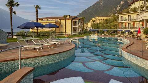 Accommodation - Hotel Royal Village - Pool view - Lake Garda