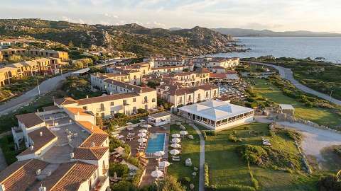 Unterkunft - Mangia's Santa Teresa, Curio Collection by Hilton - Außenansicht - Olbia