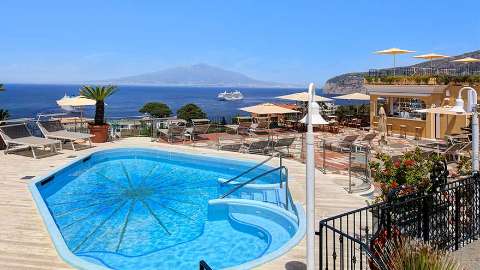 Accommodation - Grand Hotel De La Ville - Pool view - Naples