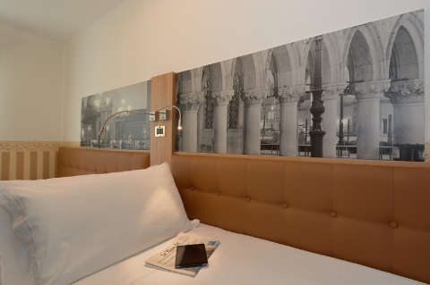 Accommodation - Unahotels Ala Venezia – Adults 16 - Guest room - Venezia