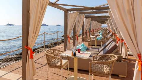 Carlo Bay Hotel & Resort