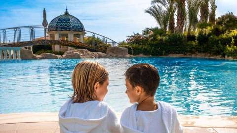 Carlo Bay Hotel & Resort