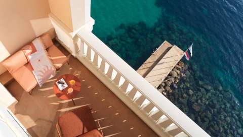 Carlo Bay Hotel & Resort