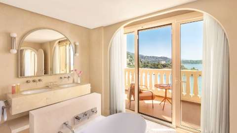 Carlo Bay Hotel & Resort