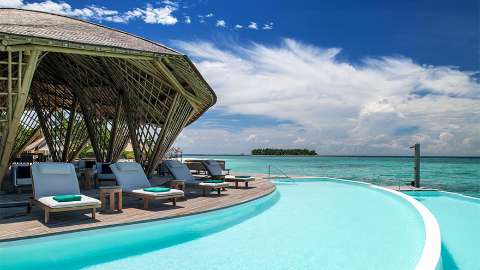 Accommodation -  Banyan Tree Vabbinfaru - Pool view - Maldives
