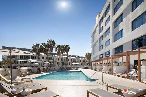 Accommodation - Hilton Santa Monica Hotel &amp; Suites - Pool view - Santa Monica
