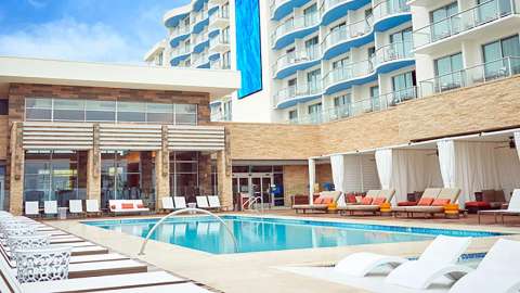 Accommodation - Pasea Hotel and Spa - Pool view - Huntington Beach