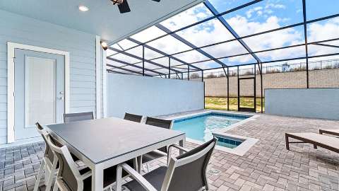 Accommodation - Windsor Island Resort Townhomes - Pool view