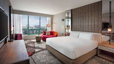 Accommodation - The Diplomat Beach Resort, Curio Collection - Guest room