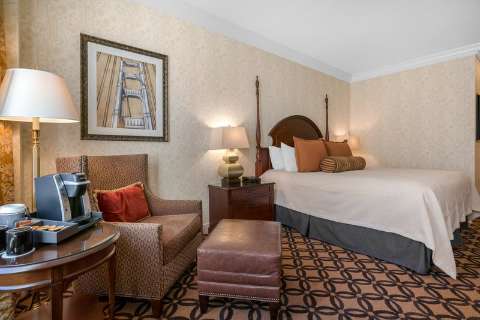 Bar/Lounge - Monte's Bar