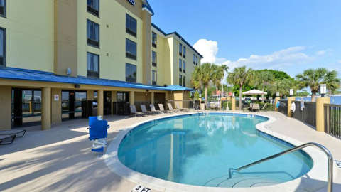 Accommodation - Holiday Inn Express & Suites TAMPA/ROCKY POINT ISLAND - Tampa