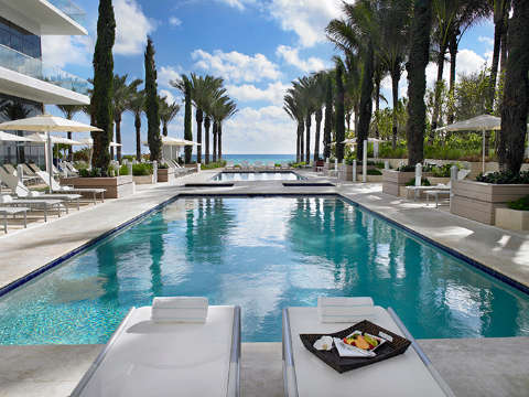 Unterkunft - Grand Beach Hotel Surfside - Ansicht der Pool - Miami