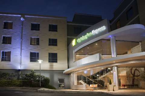 Accommodation - Holiday Inn Express SANDTON - WOODMEAD - Exterior view - Sandton